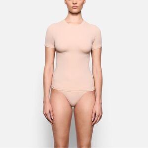 SKIMS FITS EVERYBODY T-SHIRT MICA XS